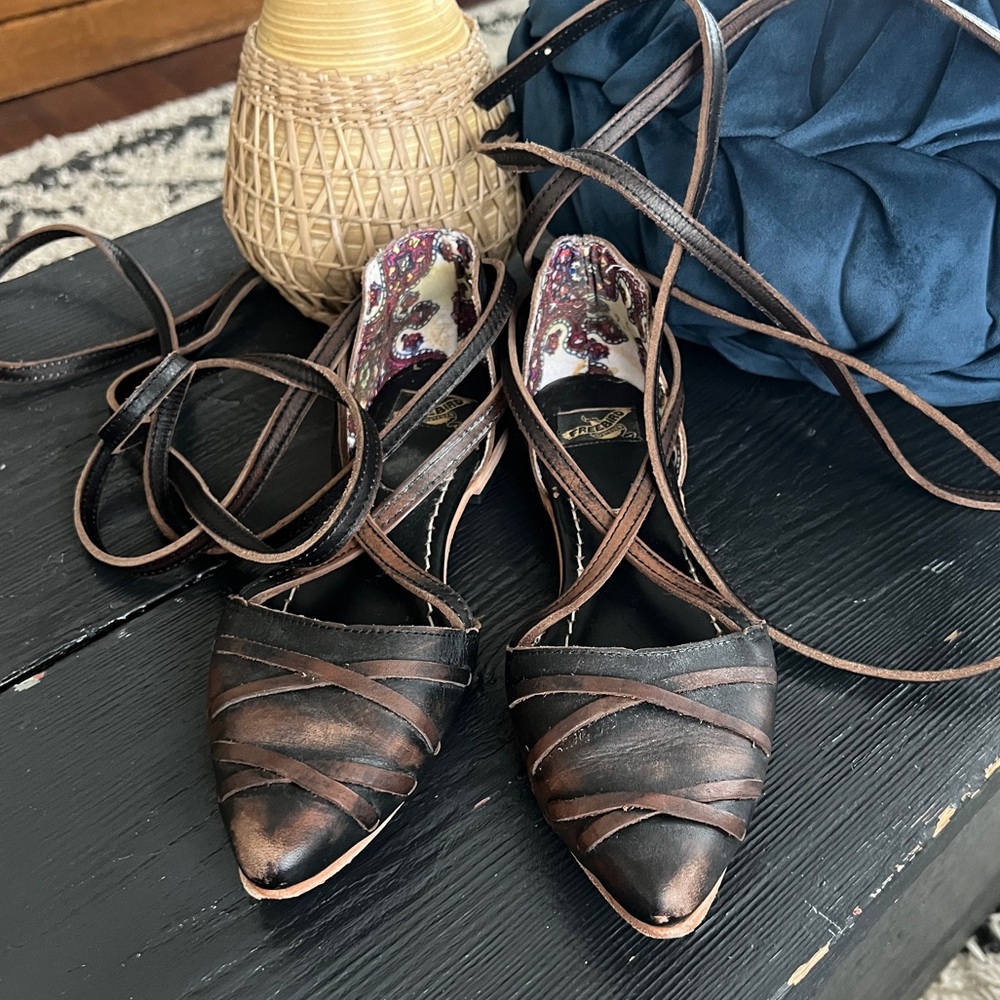 Freebird By Steven Eryn Distressed Black/Brown  Lace Up Ballet Leather Flats 9
